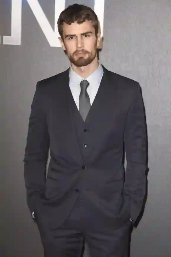 Theo James bei der Premiere des Kinofilms Die Bestimmung Insurgent im Odeon Leicester Square Lond