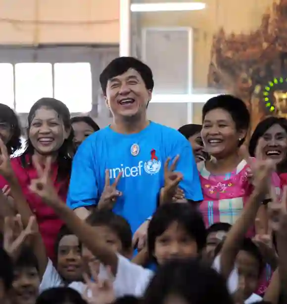 Jackie Chan posa con niños el personal como parte de su campaña de UNICEF el 7 de julio de 2012