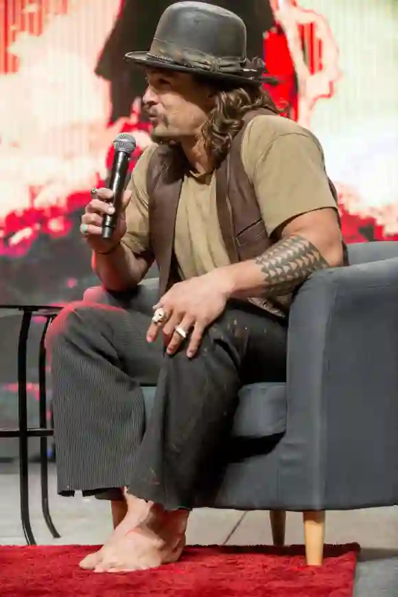 JASON MOMOA sits down barefoot at The 10th annual Comic Expo 2015.