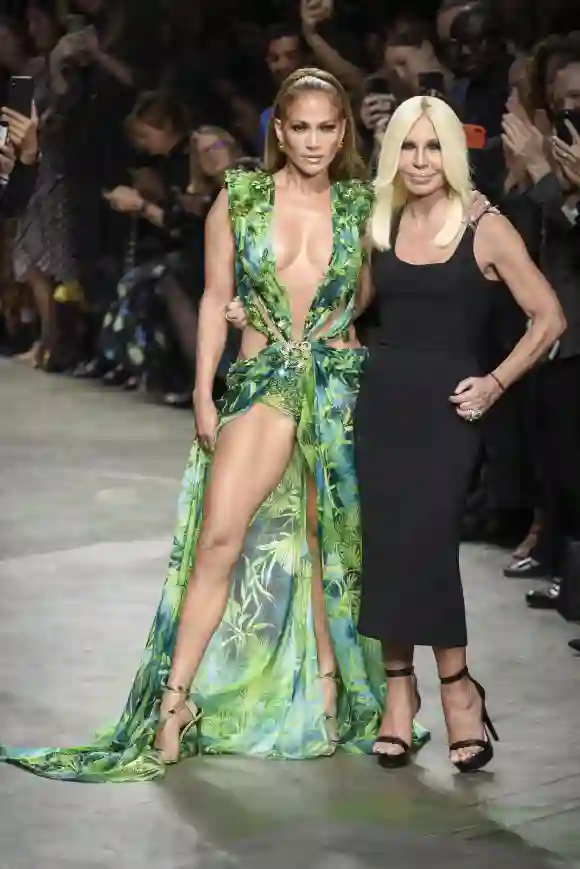 Jennifer López y Donatella Versace posan juntas en la Fashion Week 2020