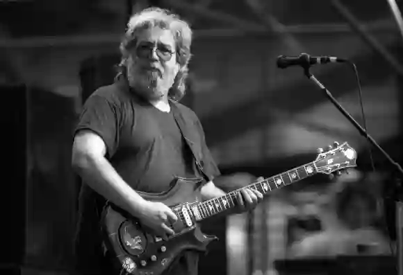 Entretenimiento: Jerry Garcia 12 de julio de 1987; East Rutherford, NJ, EE.UU.; Jerry Garcia de The Grateful Dead toca en East Rut