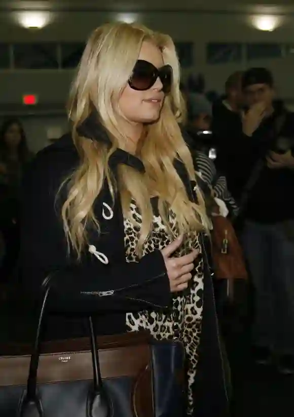 Jessica Simpson se registra en el aeropuerto JFK el 28 de octubre de 2011 en la ciudad de Nueva York.