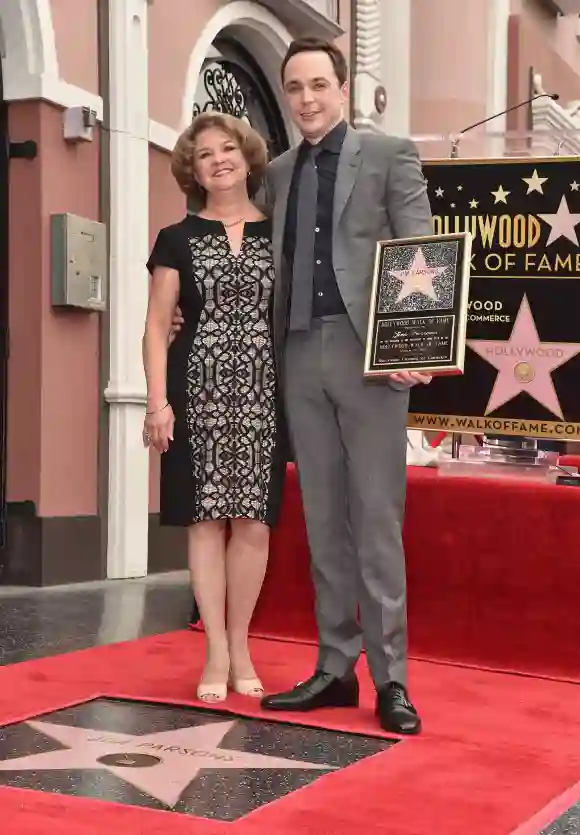 Jim Parsons y Judy Parsons en el Paseo de la Fama de Hollywood en marzo de 2015