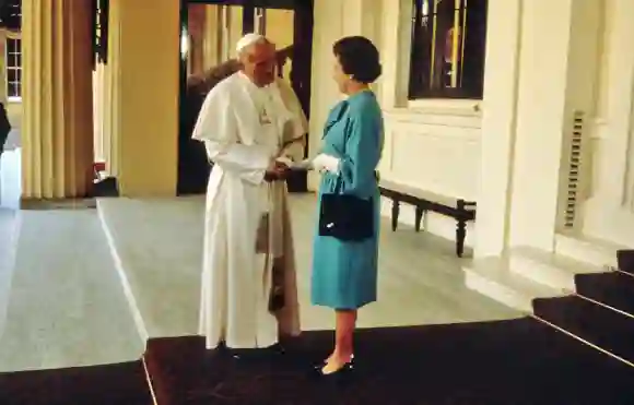 La reina Isabel II y el Papa Juan Pablo II se conocieron en 1982