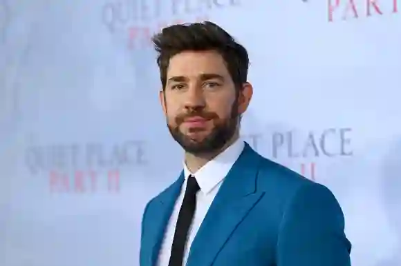 John Krasinski trae de vuelta "algunas buenas noticias" con un especial navideño