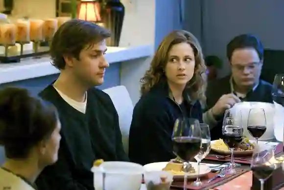 John Krasinski, Jenna Fischer y Rainn Wilson en 'The Office' "The Dinner Party", (Temporada 4, Episodio 4013, emitido el 10 de abril de 2008).