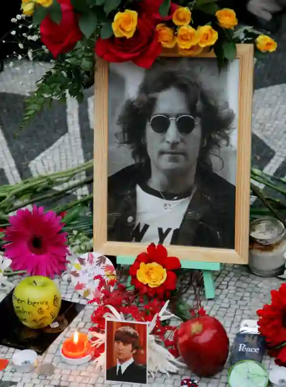 Homenaje a John Lennon afuera del edificio Dakota en Nueva York