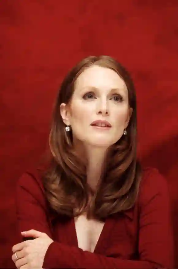 Julianne Moore As The World TUrns
