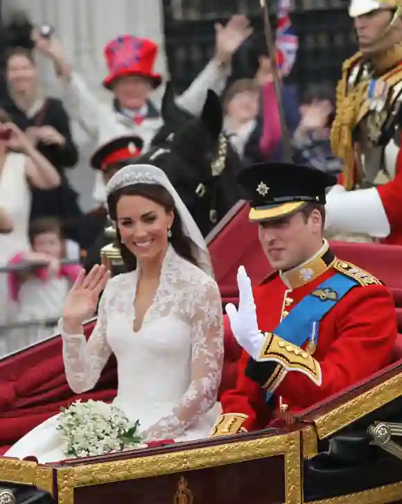 Kate Middleton y el Príncipe William en el carruaje después de la Boda Real