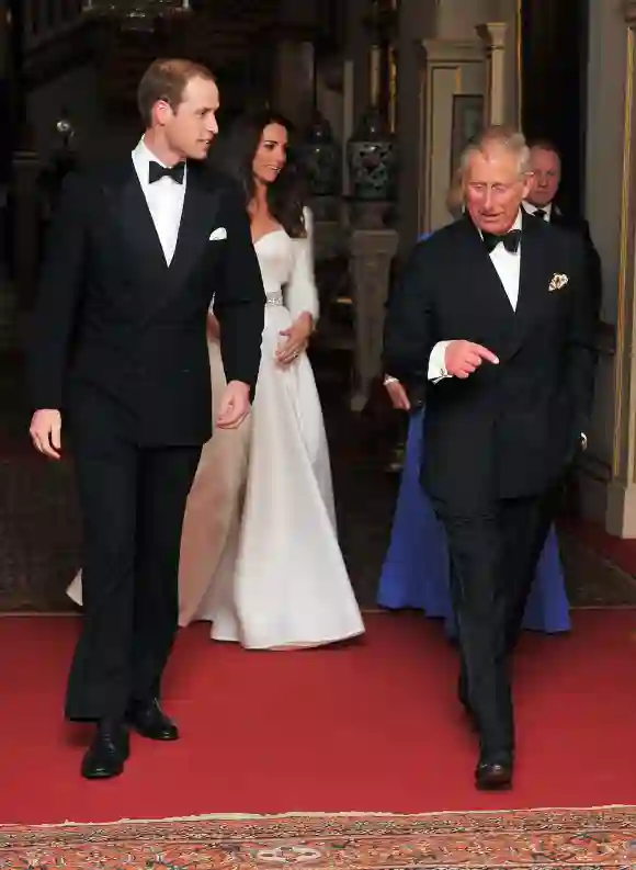 Kate Middleton y el Príncipe William acompañados por el Príncipe Carlos y Camilla Parker-Bowles en la fiesta de la Boda Real