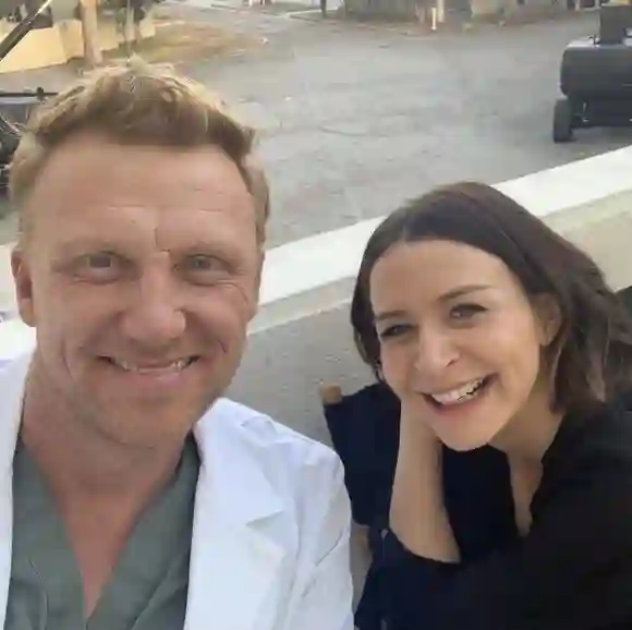 Kevin McKidd y Caterina Scorsone se toman un selfie tras las cámaras de 'Anatomía de Grey'