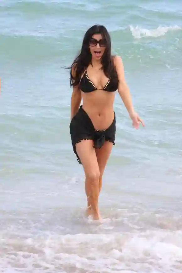 Kim Kardashian luce un bikini en la playa