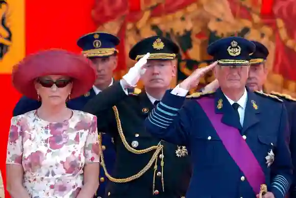 La Reina Paola y el Rey Alberto II de Bélgica de pie durante el desfile en Bruselas, el viernes 21 de julio de 2006.