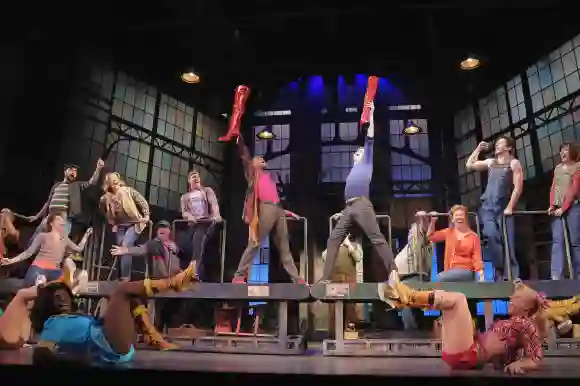 Les membres de la distribution participent à la présentation de "Kinky Boots" à Broadway, le 28 février 2013.