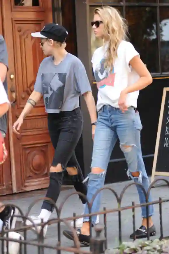 Kristen Stewart and Stella Maxwell seen in New York City on August 31 2017 Kristen Stewart Stella