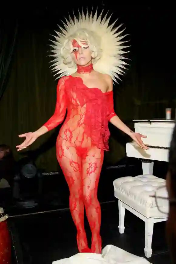 Lady Gaga se produit lors de la soirée Lady Gaga et le lancement de V61 le 14 septembre 2009 à New York.