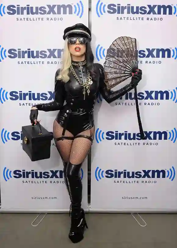 Lady Gaga con un look de tirantes