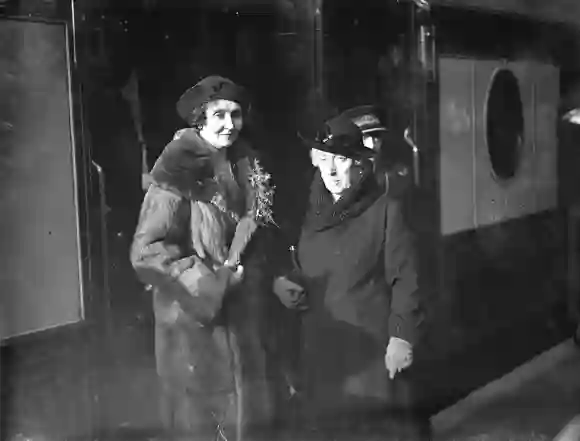 Lady Patricia Ramsay est vue par la princesse Helen à la gare de Victoria, le 27 janvier 1938.