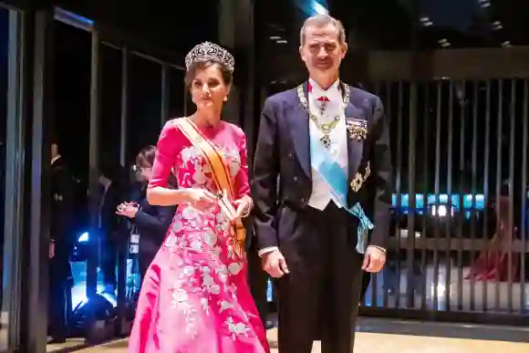 La reina Letizia y el rey Felipe en la coronación en Japón