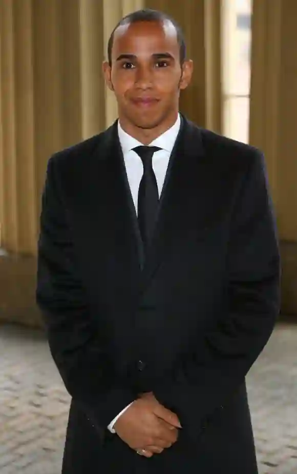 Lewis Hamilton en el Palacio de Buckingham en 2009