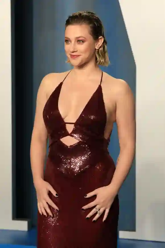 La estrella de "Riverdale" Lili Reinhart con un vestido rojo oscuro de purpurina en la alfombra roja