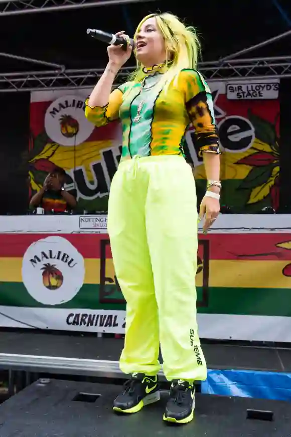 Lily Allen se produit lors de l'emblématique carnaval de Notting Hill, le 27 août 2018, à Londres, en Angleterre.