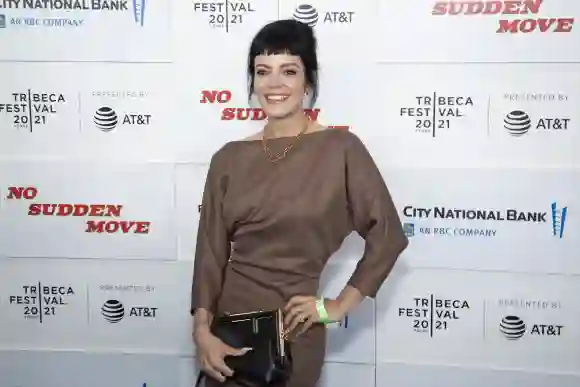 Lily Allen assiste à la première de 'No Sudden Move' lors du 2021 Tribeca Festival le 18 juin 2021.