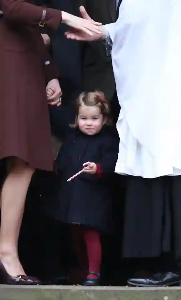 La princesse Charlotte sort de l'église après avoir assisté au service du jour de Noël à l'église St Mark à Englefield le 25 décembre 2016.