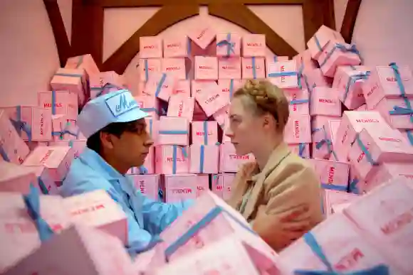 THE GRAND BUDAPEST HOTEL, de izquierda a derecha: Tony Revolori, Saoirse Ronan, 2014. ph: Martin Scali/TM y copyright Fox Searchlig