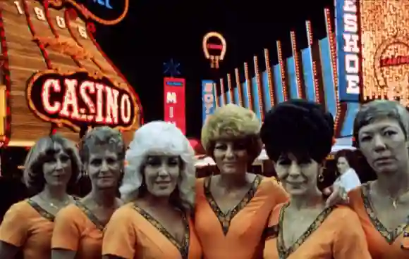 Vegas Waitresses Film: Koyaanisqatsi: Life Out Of Balance (1982) Director: Godfrey Reggio 04 October 1982 PUBLICATIONxIN