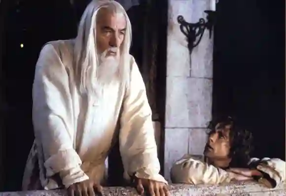 LORD OF THE RINGS: THE RETURN OF THE KING IAN McKELLAN AS GANDALF AND DOMINIC MONAGHAN AS MERIADOC NEW LINE CINEMA Date