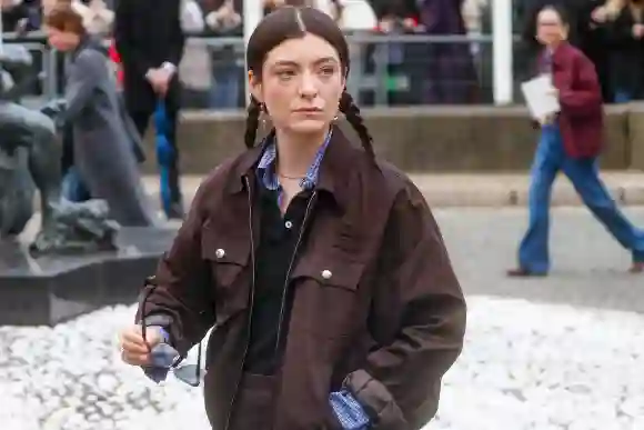 ArrivÃ es au dÃ filÃ Miu Miu mode femme automne / hiver 2024-2025 au Conseil Economique et Social lors de la Fashion Wee