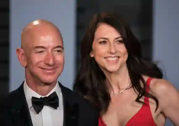 Jeff Bezos y MacKenzie Bezos en la alfombra roja de la Vanity Fair Oscar Party 2018, el domingo 4 de marzo de 2018.