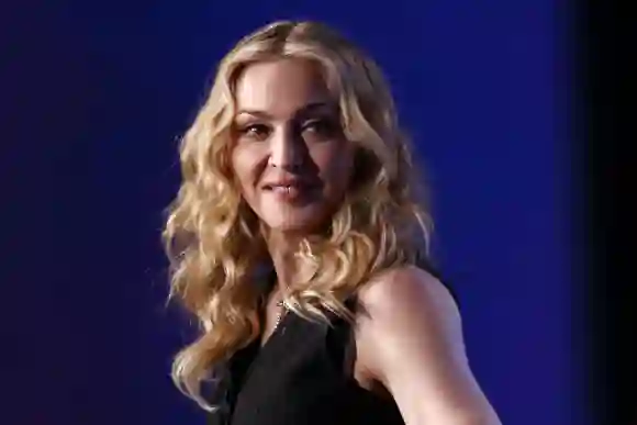 Madonna shows surgery scars