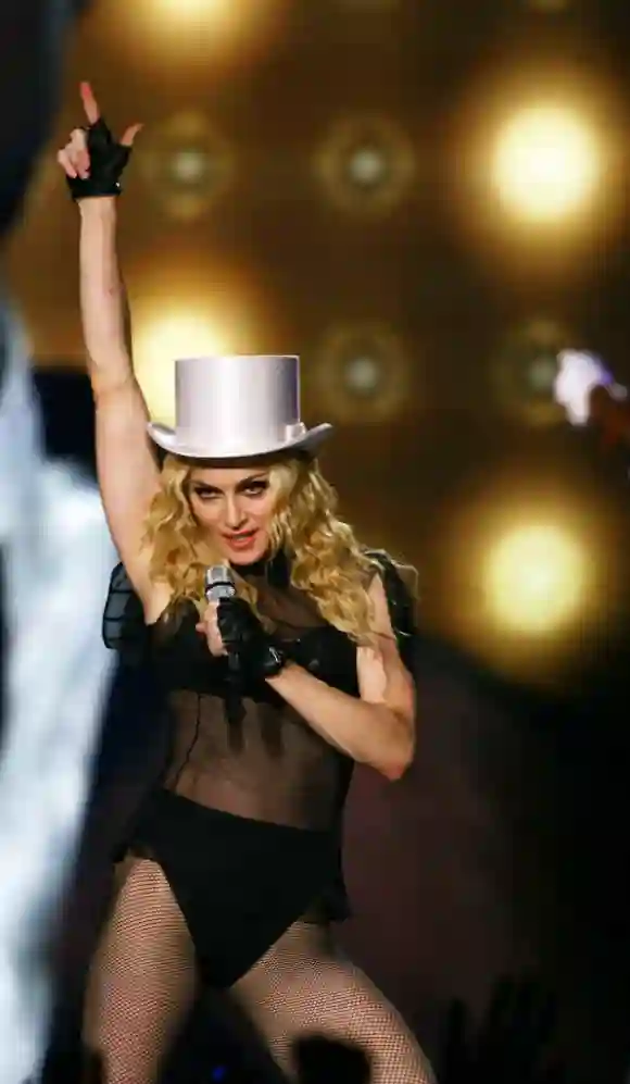 Madonna en ropa interior en el escenario