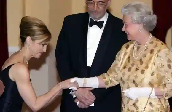 La reine Élisabeth II rencontre la pop star et actrice américaine Madonna, le 18 novembre 2002.