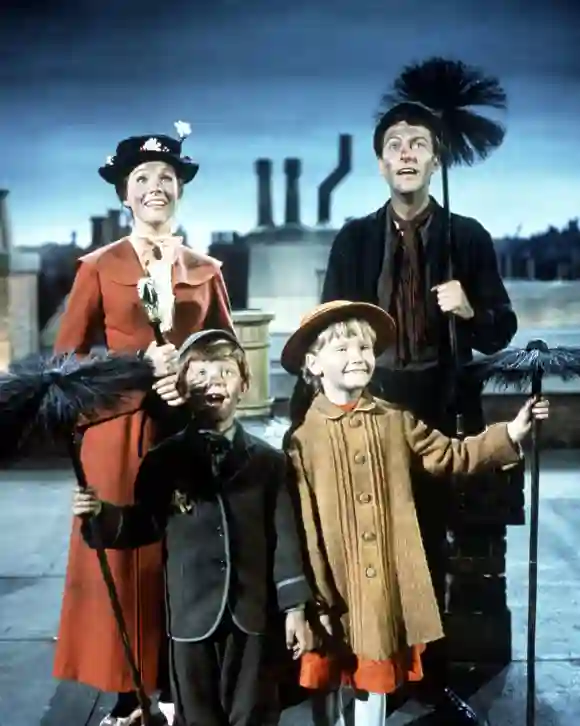 Julie Andrews, Karen Dotrice, Matthew Garber y Dick Van Dyke en 'Mary Poppins'
