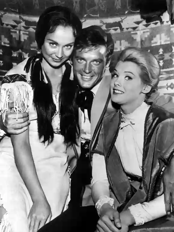 MAVERICK, Andra Martin, Roger Moore, Janet Lake, 1957-62 Courtesy Everett Collection !ACHTUNG AUFNAHMEDATUM GESCHÄTZT! P