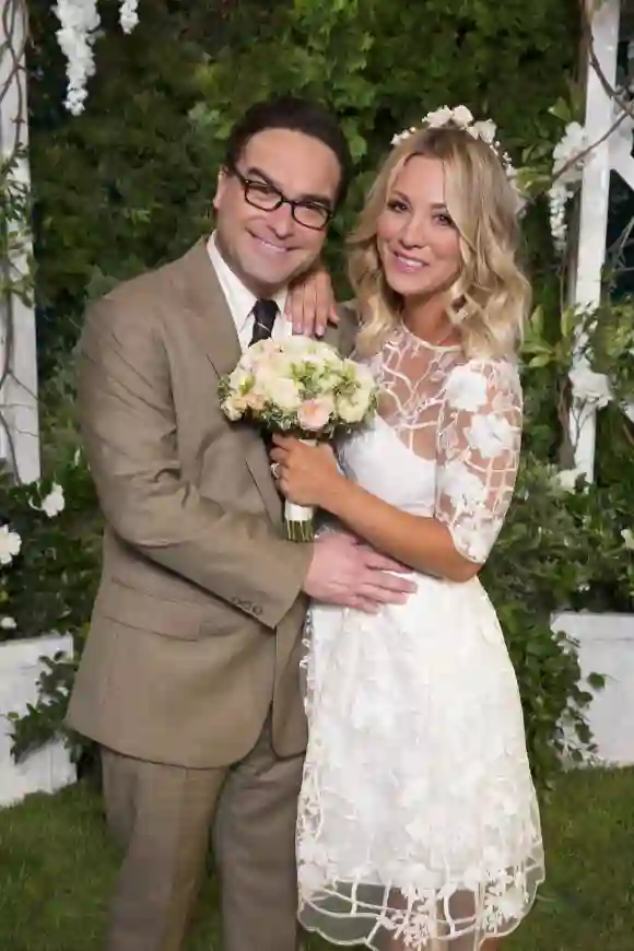 Johnny Galecki y Kaley Cuoco en una imagen promocional de la serie 'The Big Bang Theory'