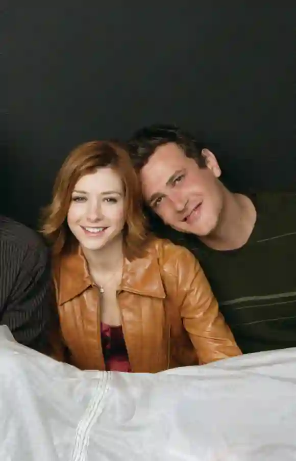 Jason Segel y Alyson Hannigan en una imagen promocional de la serie 'How I Met Your Mother'