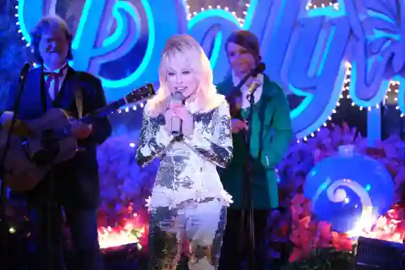 Dolly Parton en una escena de la película 'Christmas at Dollywood'