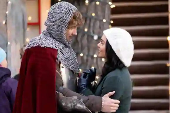Josh Whitehouse y Vanessa Hudgens en una escena de la película ‘The Knight Before Christmas’