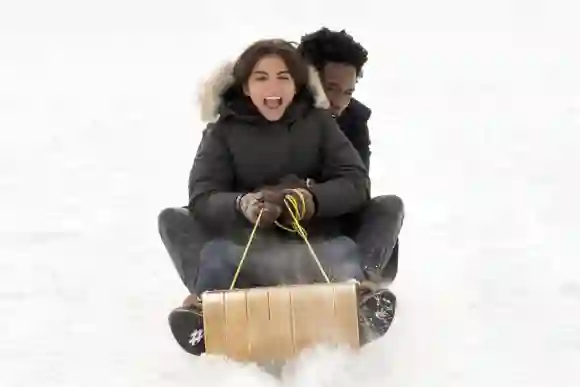 Isabela Merced y Shameik Moore en una escena de la película ‘Let it Snow’