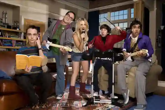 Jim Parsons, Johnny Galecki, Kaley Cuoco, Simon Helberg y Kunal Nayyar en una imagen promocional de la serie 'The Big Bang Theory'