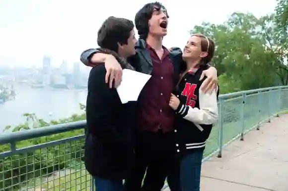 L'AVANTAGE D'ÊTRE UN MUR, de gauche à droite : Logan Lerman, Ezra Miller, Emma Watson, 2012. ph : John Bramley/ Summit Enter