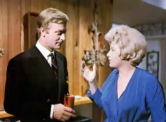 Michael Caine et Shelley Winters dans Alfie