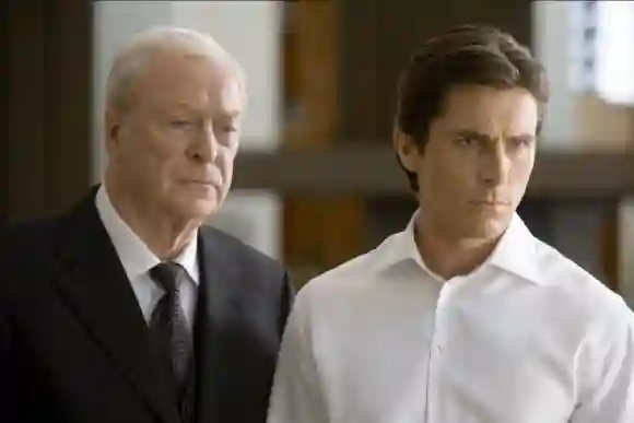 Michael Caine et Christian Bale dans "The Dark Knight" (Le Chevalier Noir)