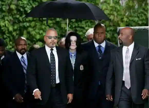 Michael Jackson - rodeado de guardaespaldas