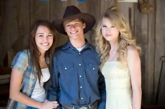 Miley Cyrus, Lucas Till and Taylor Swift in 2009