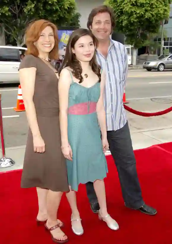 Nancy Sullivan, Miranda Cosgrove y Jonathan Goldstein en el estreno de Barnyard de Paramount Pictures el 30 de julio de 2006